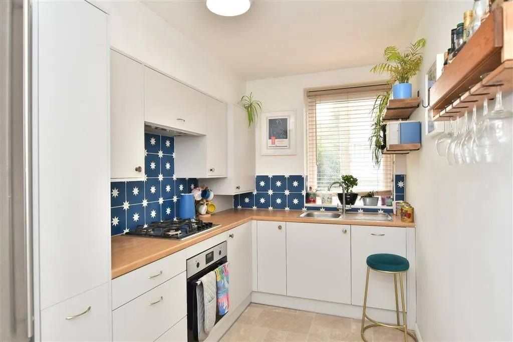 2 bed semidetached house to rent in Florence Road, Sanderstead, South