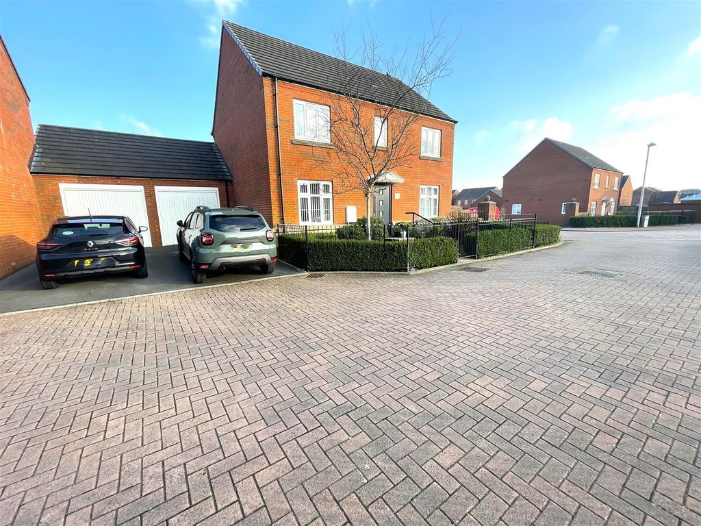 4 bed detached house for sale in Stryd Llanelli SA15, £330,000