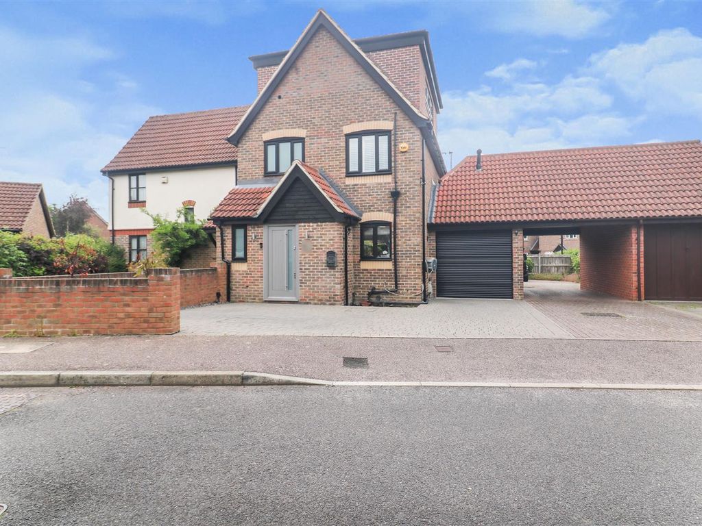 4 bed semidetached house for sale in Aynsley Gardens, Church Langley