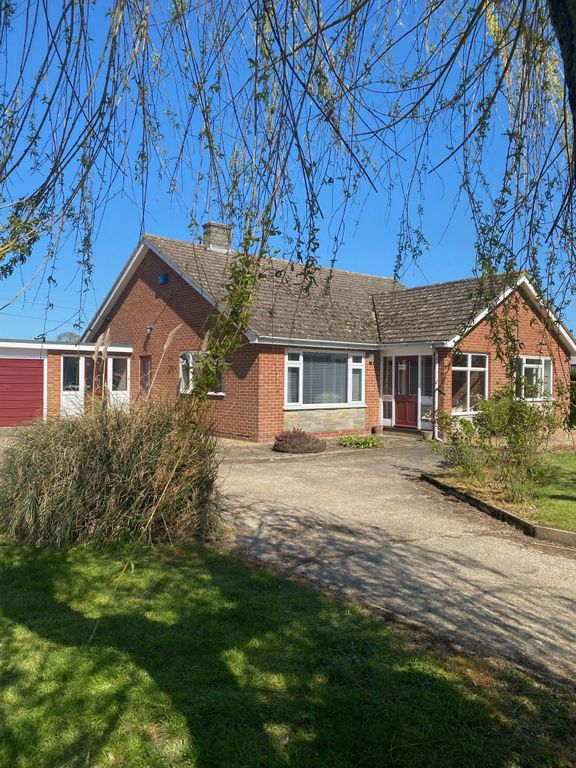 3 bed detached bungalow for sale in Norfolk, North Tuddenham NR20, £