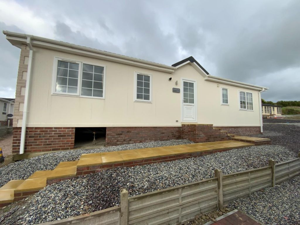 2 bed mobile/park home for sale in Station Road,