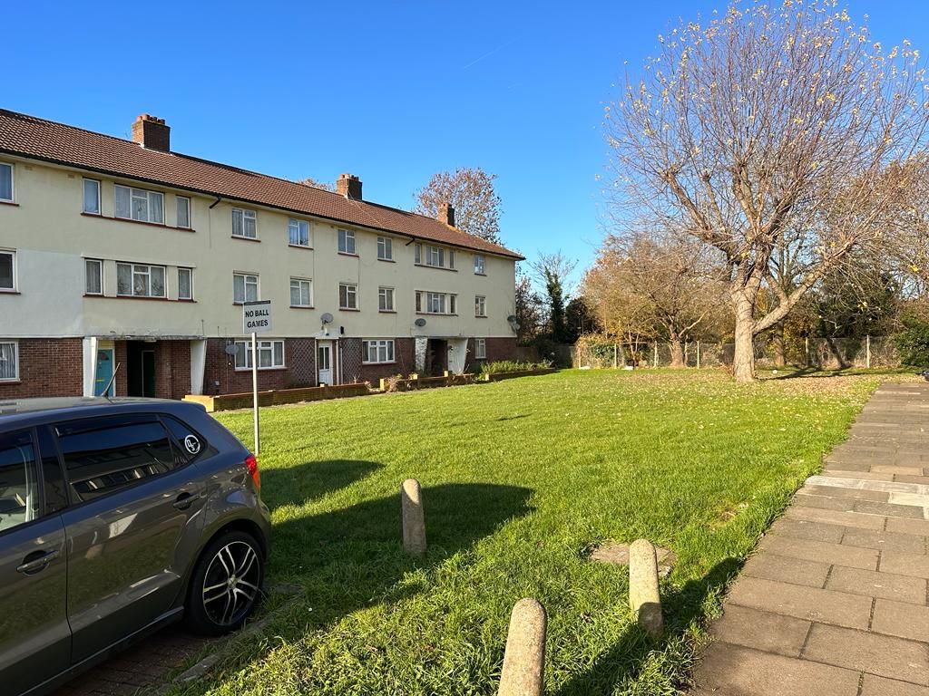3 bed flat for sale in The Coppice, Uxbridge UB7, £270,000 Zoopla