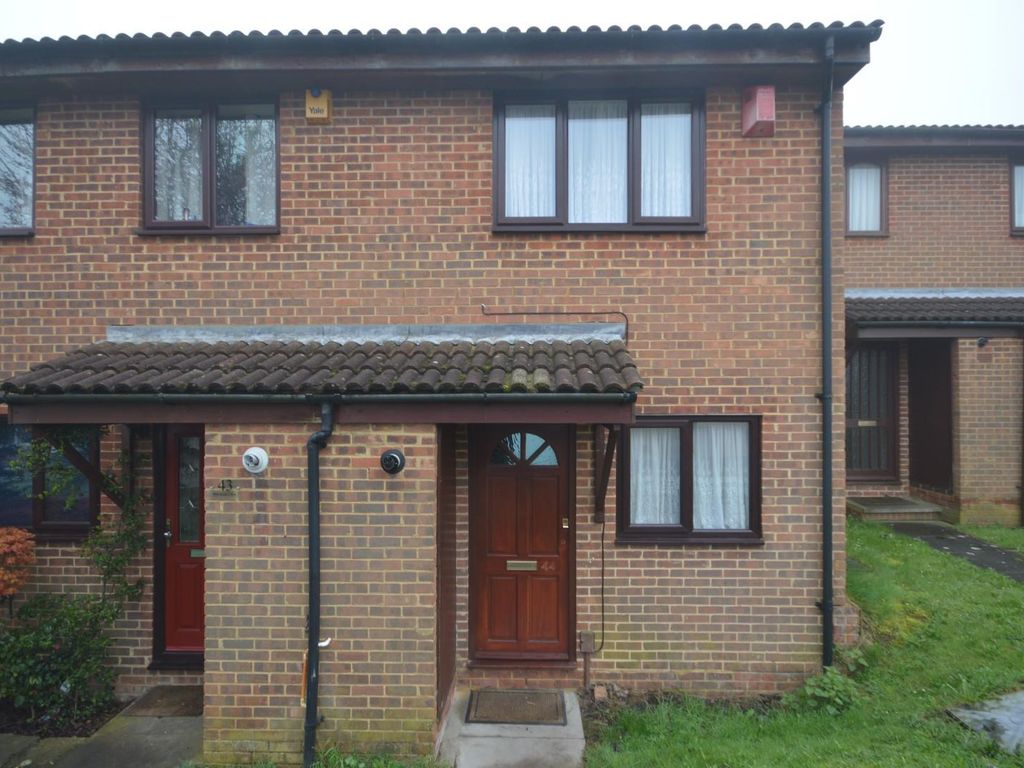 2 bed terraced house to rent in Mermaid Close, Chatham ME5, £1,200 pcm