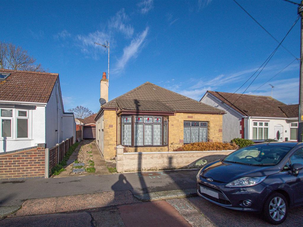 3 bed detached bungalow to rent in Feeches Road, SouthendOnSea SS2