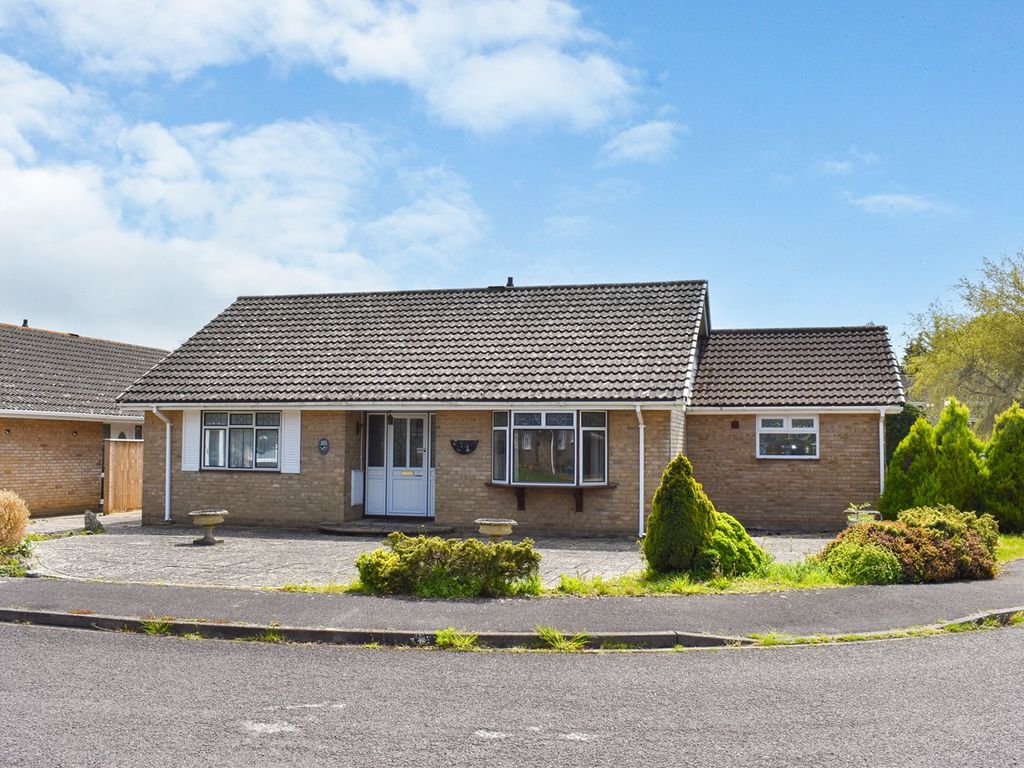 3 bed bungalow for sale in Harford Close, Pennington, Lymington SO41, £