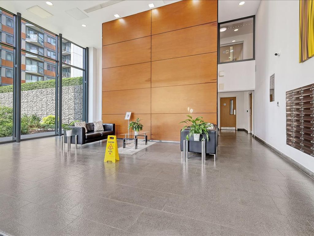 1 bed flat to rent in Neutron Tower, Blackwall Way, London, London E14