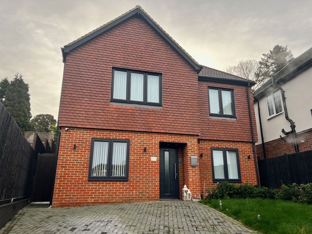 5 bed detached house for sale in Hartley Down, Purley CR8, £815,000