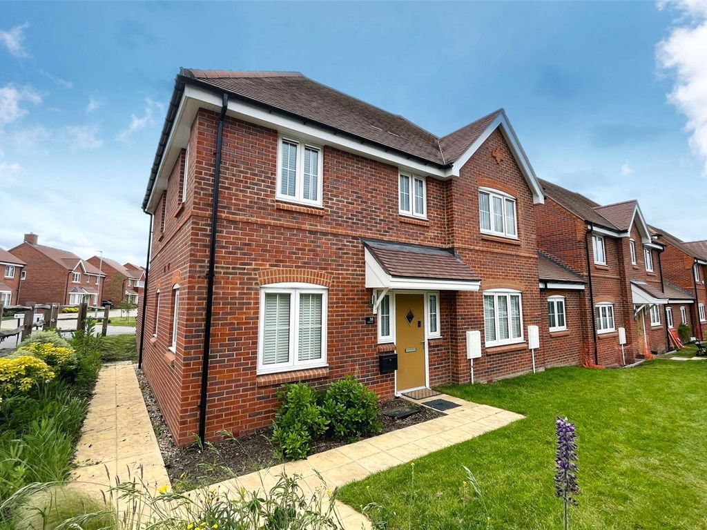 3 bed detached house for sale in Guildford Road, Ash, Surrey GU12, £