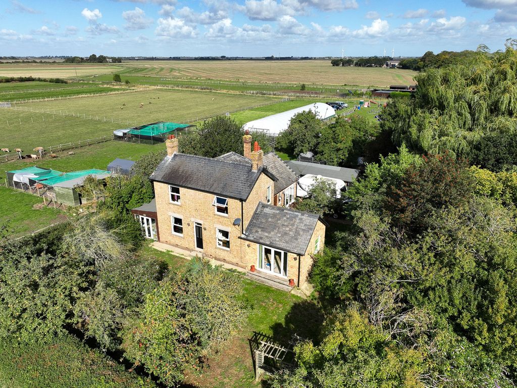3 bed farmhouse for sale in Chase Road, Benwick PE15, £850,000 Zoopla