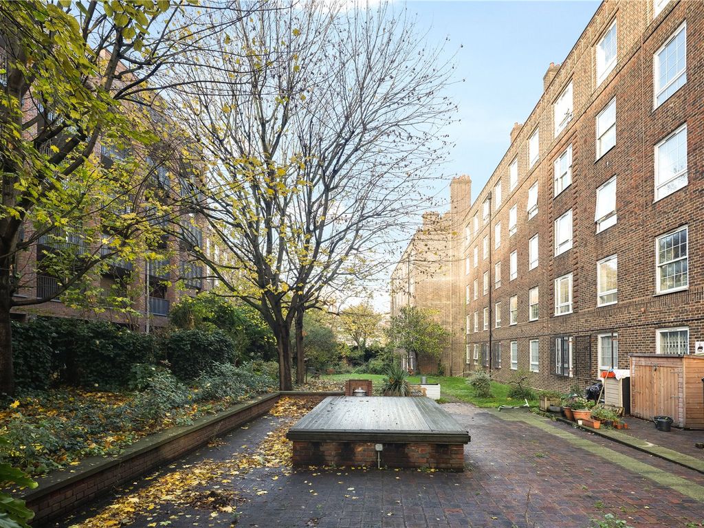 3 bed flat to rent in Corbin House, Bromley High Street, Bow, London E3