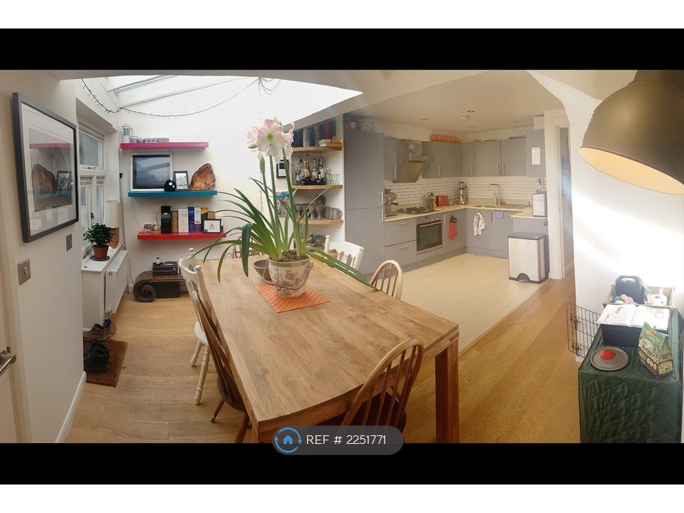 2 bed semidetached house to rent in Shaftesbury Rd, London N19, £2,750