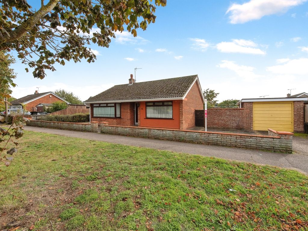 2 bed detached bungalow for sale in St. Benedicts Road, Brandon IP27, £