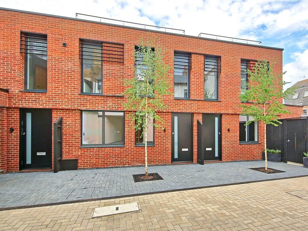 2 bed end terrace house to rent in Old Bakery Mews, Hampton Wick