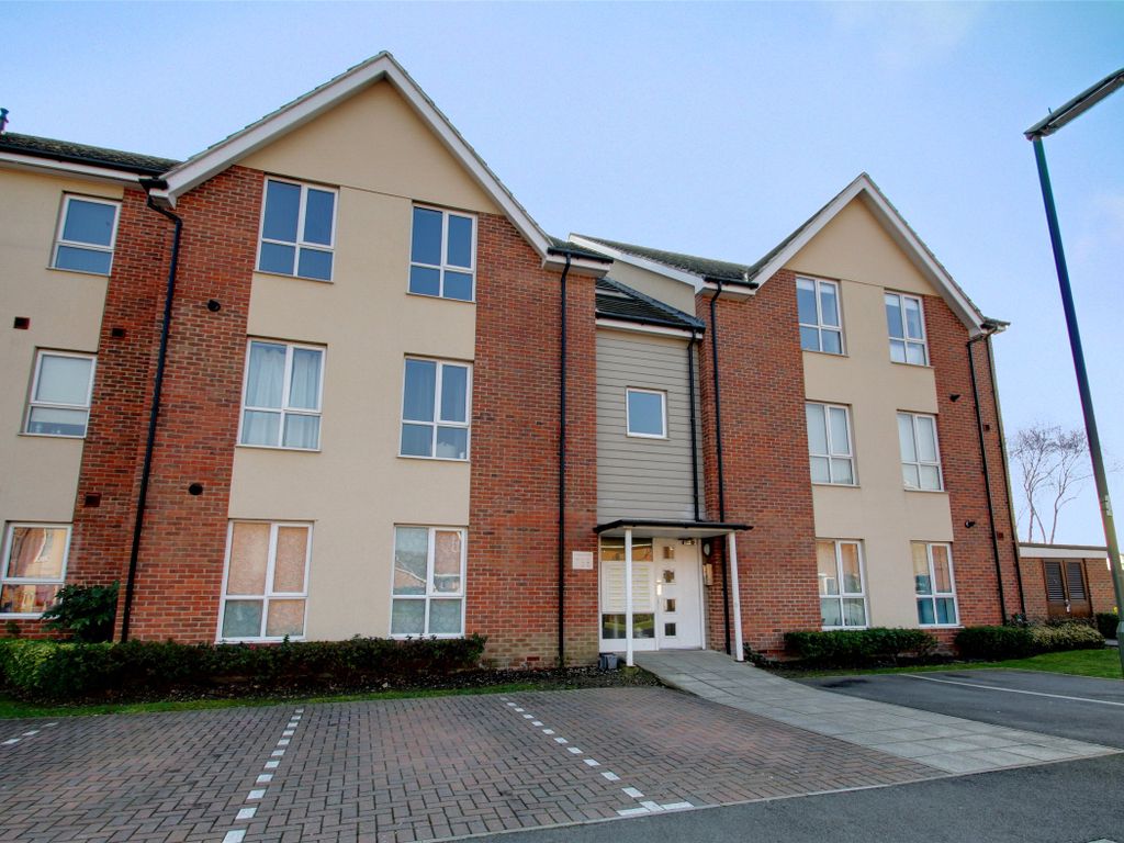 2 bed flat to rent in Harrow Close, Addlestone, Surrey KT15, £1,450 pcm