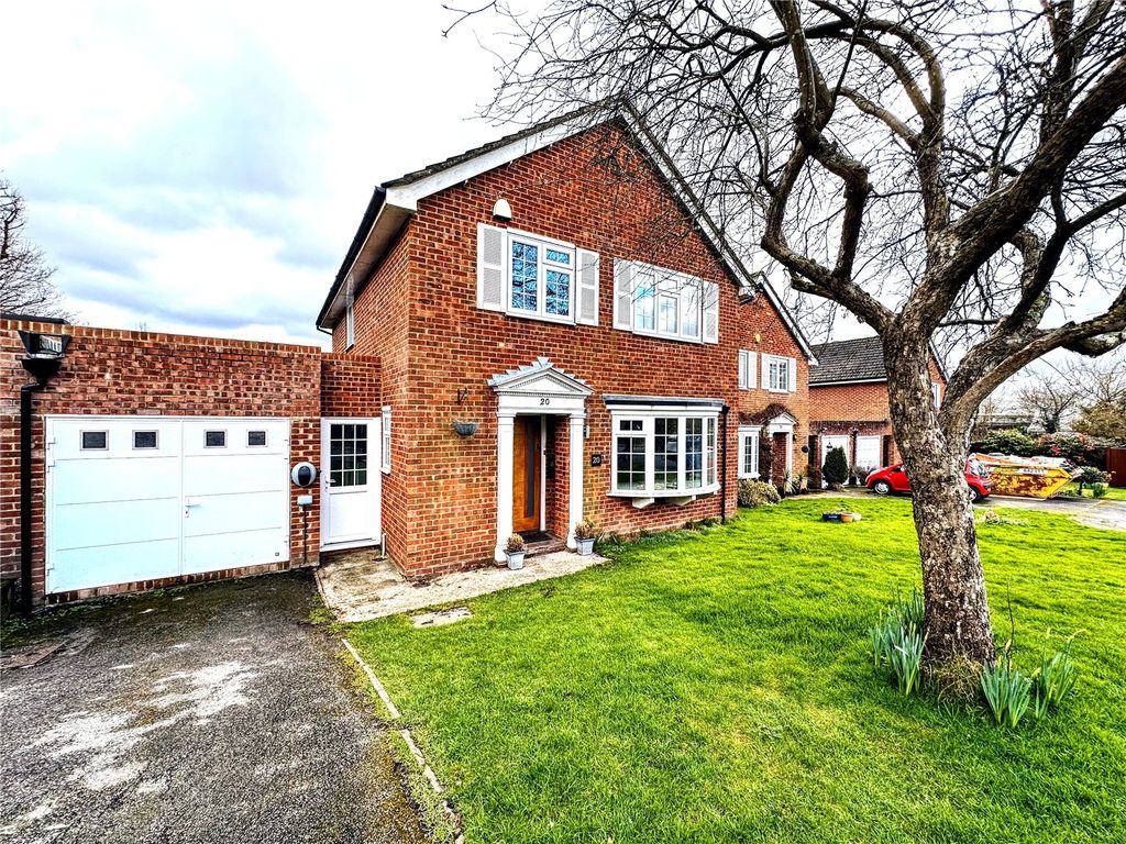 3 bed link detached house for sale in Oakfield Drive, Reigate RH2, £