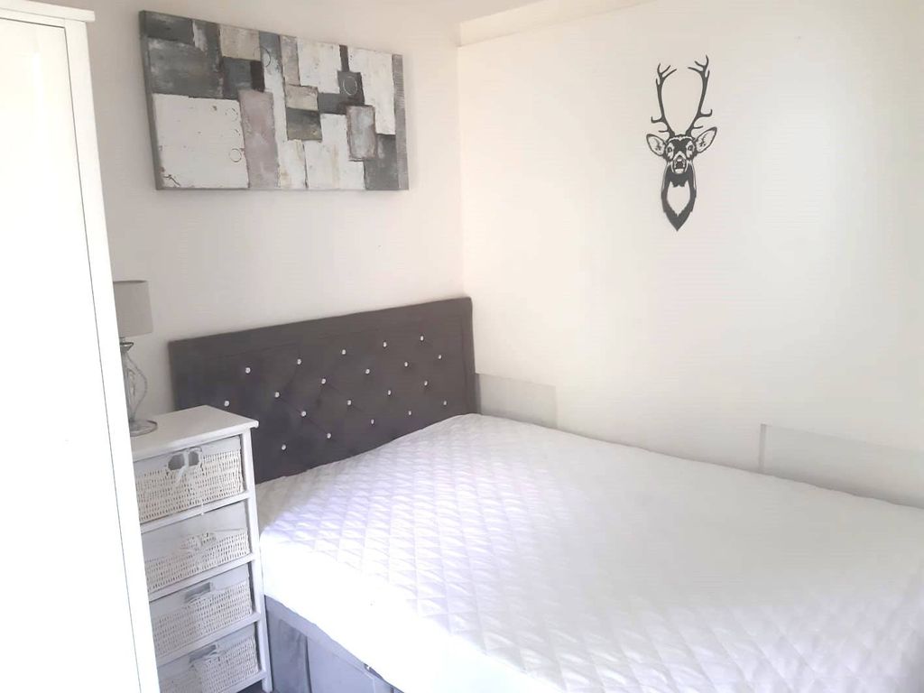 1 bed flat to rent in Wanstead Park Road, Cranbrook, Ilford IG1, £1,200