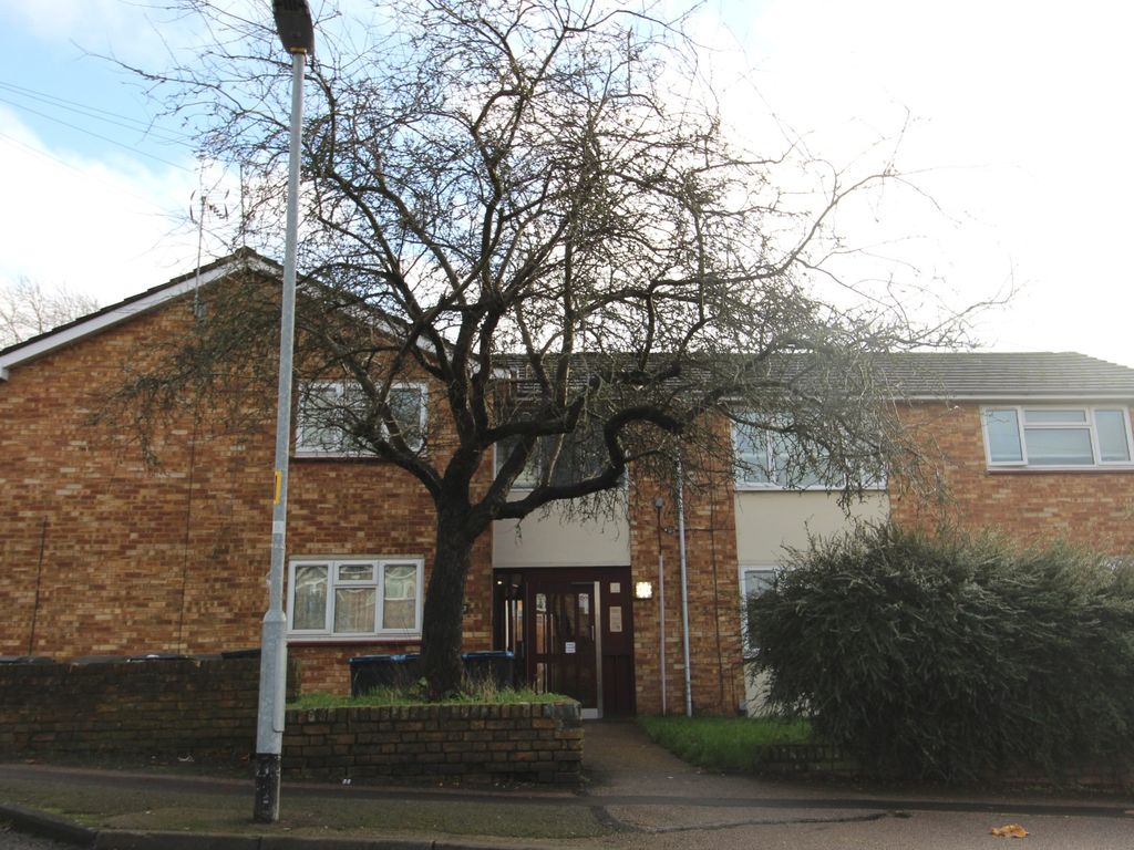 2 bed flat to rent in Crabtree Lane, Hemel Hempstead, Hertfordshire HP3