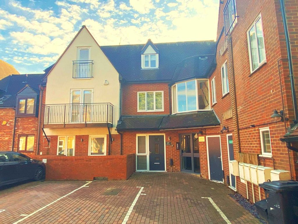2 bed flat to rent in Malthouse Square, Princes Risborough HP27, £1,250 pcm Zoopla