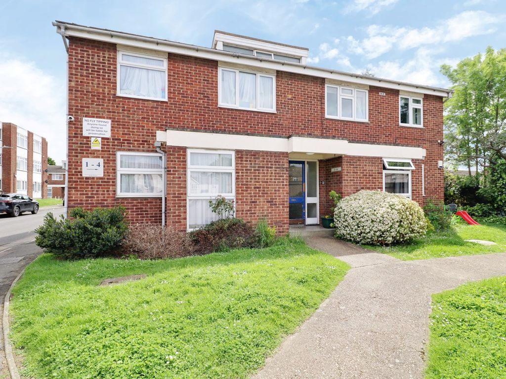 2 bed flat for sale in Gerard Gardens, Rainham RM13 Zoopla