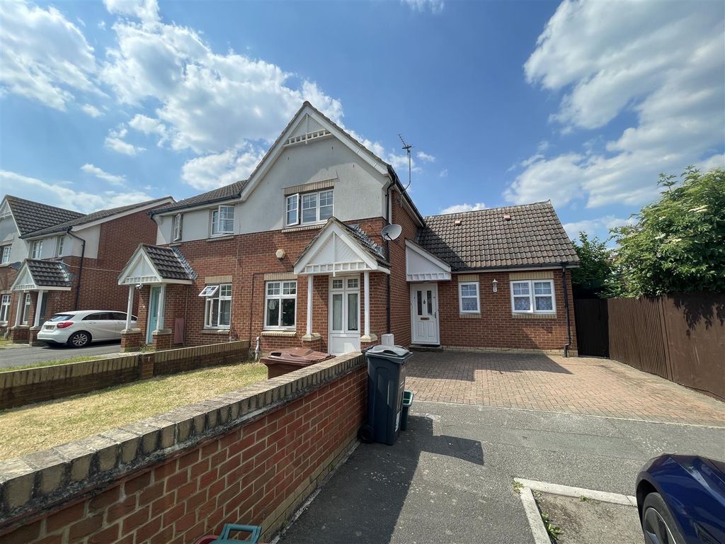 2 bed end terrace house to rent in Gladstone Gardens, Hounslow TW3, £