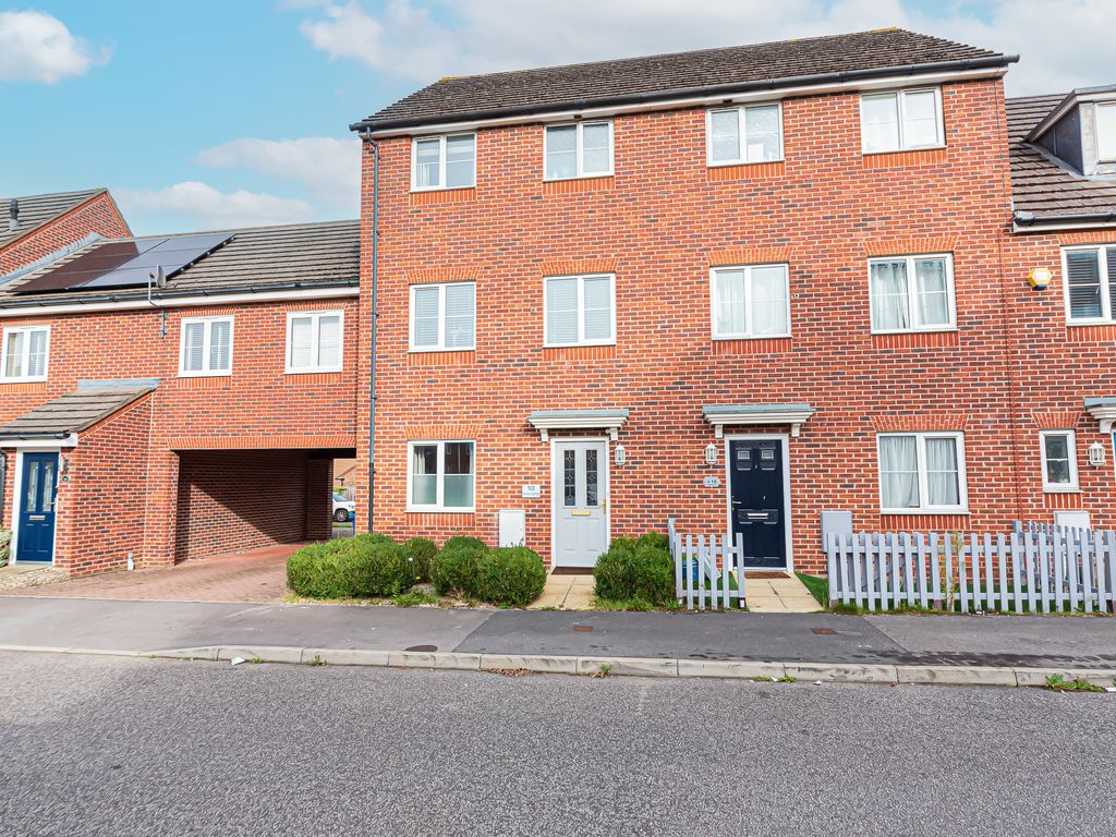 4 bed town house for sale in Fawn Drive, Aldershot, Hampshire GU12 Zoopla
