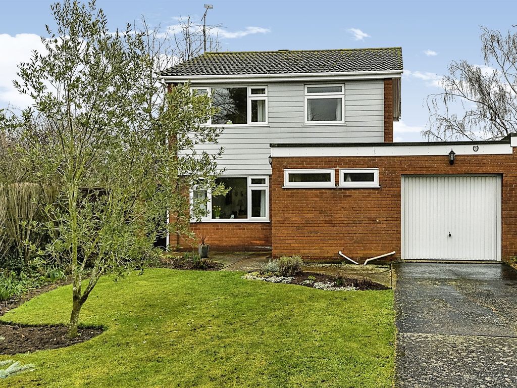 3 bed linkdetached house for sale in Little Walsingham Close, South