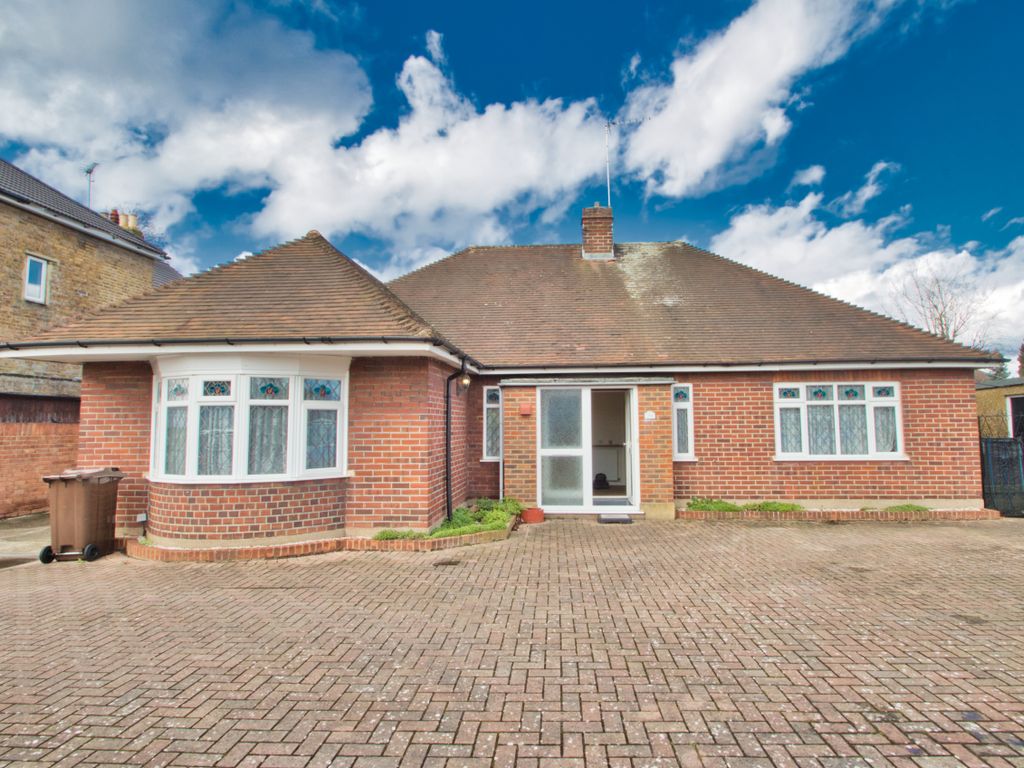 4 bed bungalow to rent in Staines Road, Feltham TW14, £2,995 pcm Zoopla