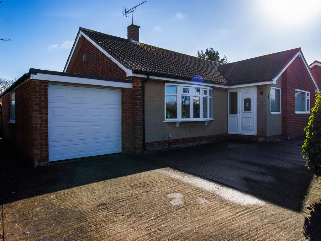 3 bed detached bungalow for sale in Wharfedale, Filey YO14, £325,000