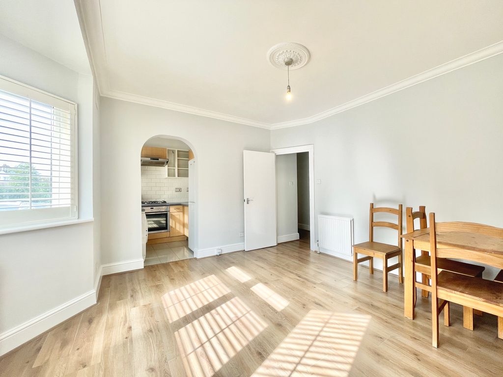 3 bed flat to rent in North End Road, Garden Suburb, London NW11, £