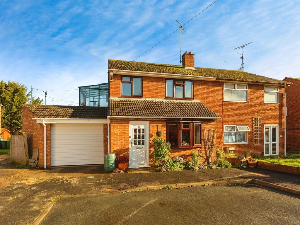 3 bed semidetached house for sale in Leyfield Road, Aylesbury HP21, £