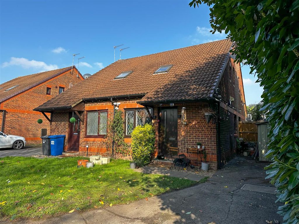 1 bed semidetached house for sale in Cobb Close, Datchet, Slough SL3