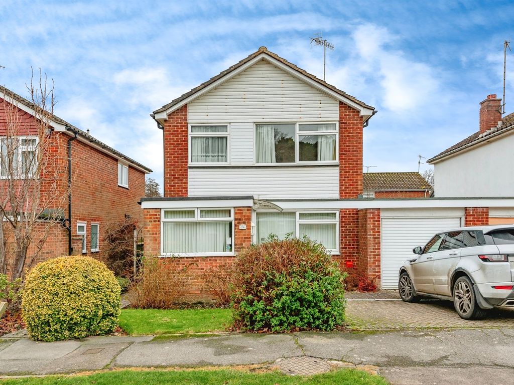 3 bed detached house for sale in Knowle Drive, Copthorne, Crawley RH10