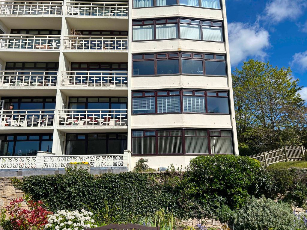 2 bed flat to rent in Cliff Road, Bournemouth BH5, £