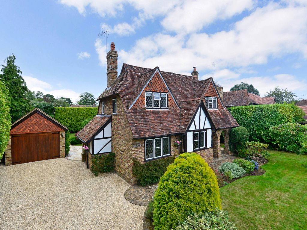 3 bed detached house for sale in Elstead, Godalming, Surrey GU8, £
