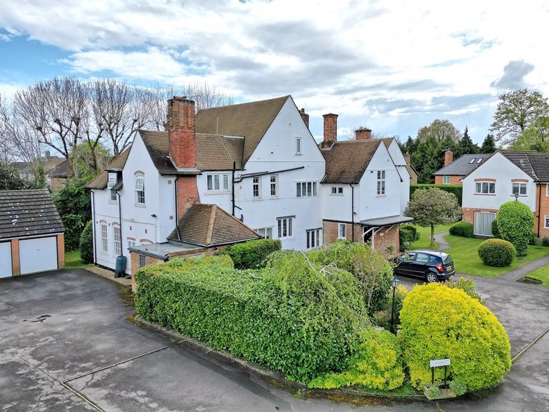 3 bed flat for sale in Narcot Lane, Chalfont St. Peter, Gerrards Cross