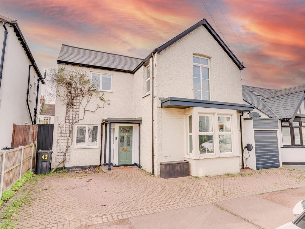 5 bed linkdetached house for sale in Dundonald Drive, LeighOnSea SS9, £725,000 Zoopla