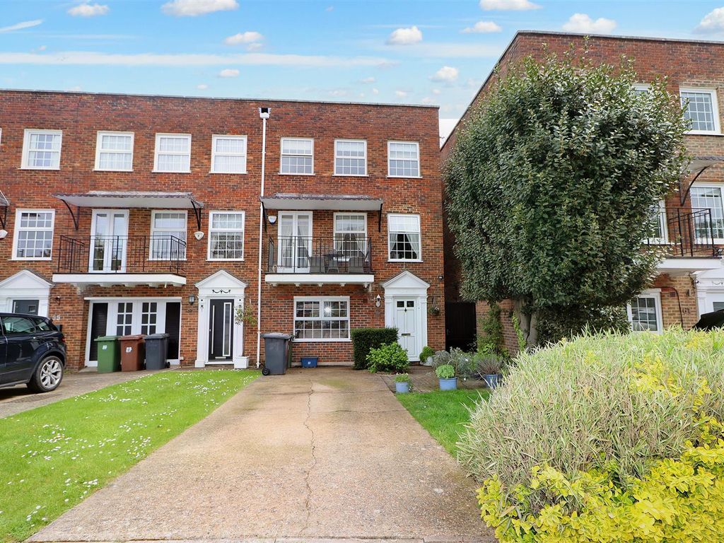 4 bed end terrace house for sale in Cavendish Crescent, Elstree