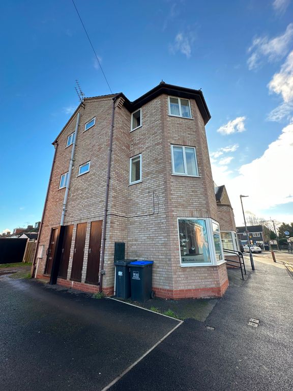 1 bed flat to rent in 1 Bed Flat, Acre Close, Whitnash CV31, £725 pcm