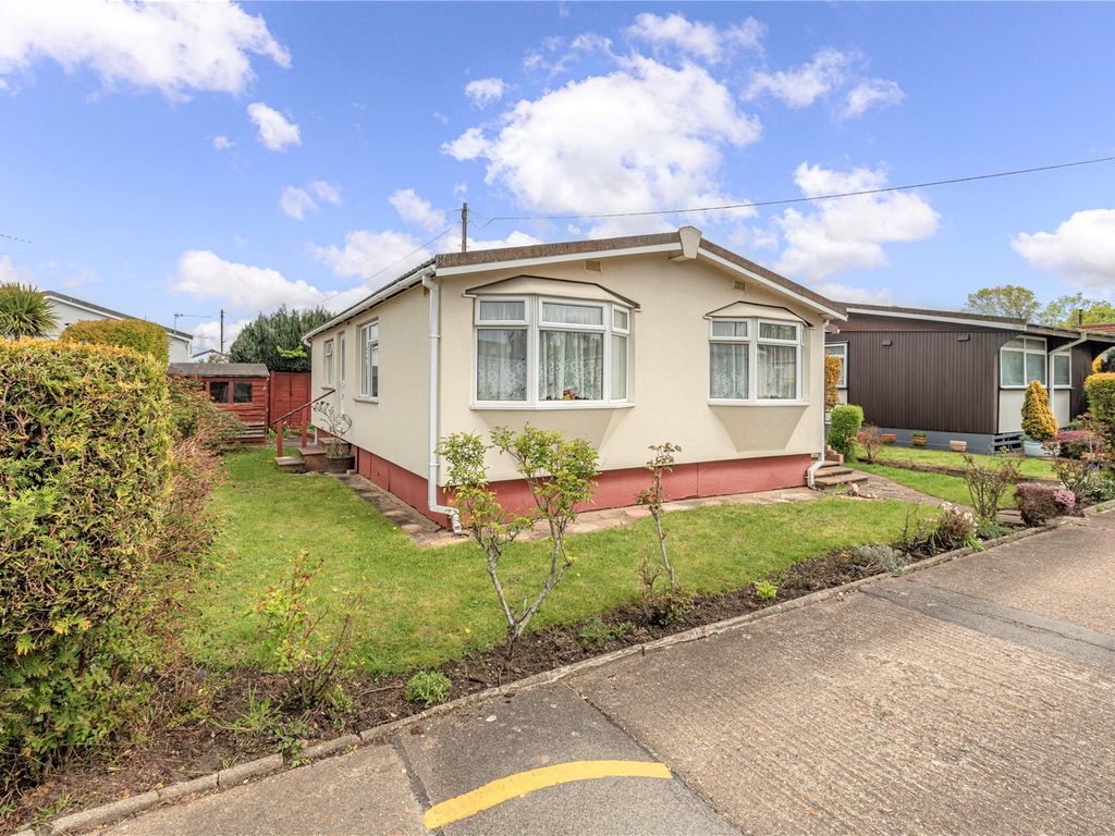 2 bed mobile/park home for sale in Meadowlands, Addlestone, Surrey KT15