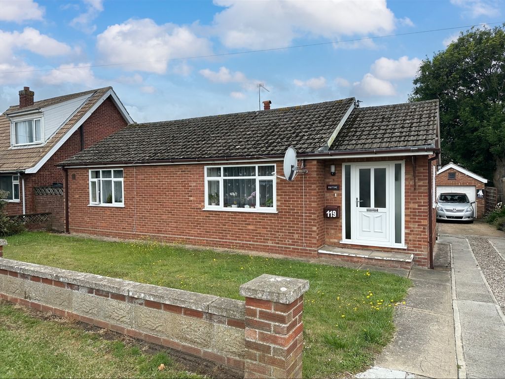 3 bed detached bungalow for sale in Fakes Road, Hemsby, Great Yarmouth
