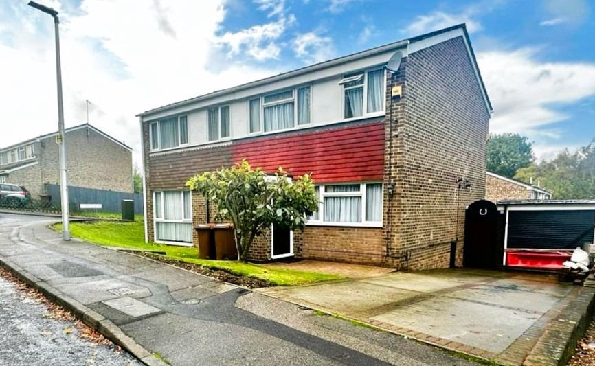 3 bed semidetached house for sale in Silverspot Close, Rainham