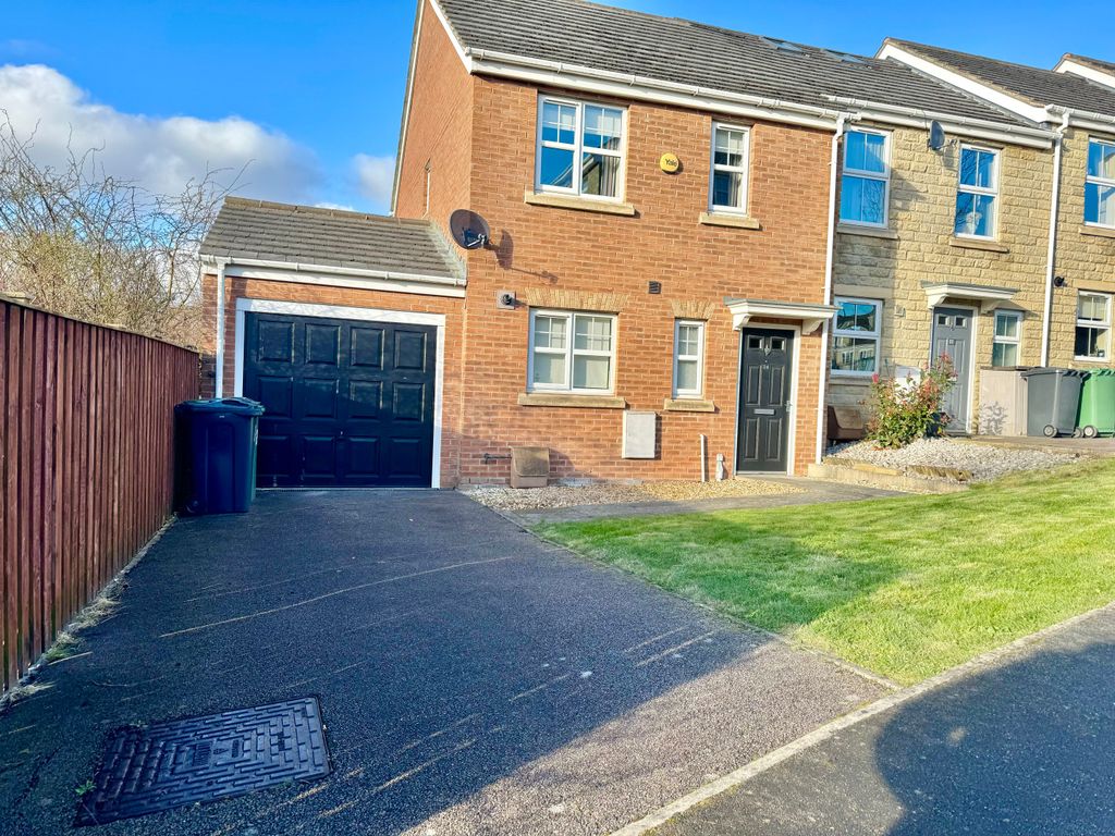 3 bed town house for sale in Redberry Avenue, Heckmondwike WF16, £