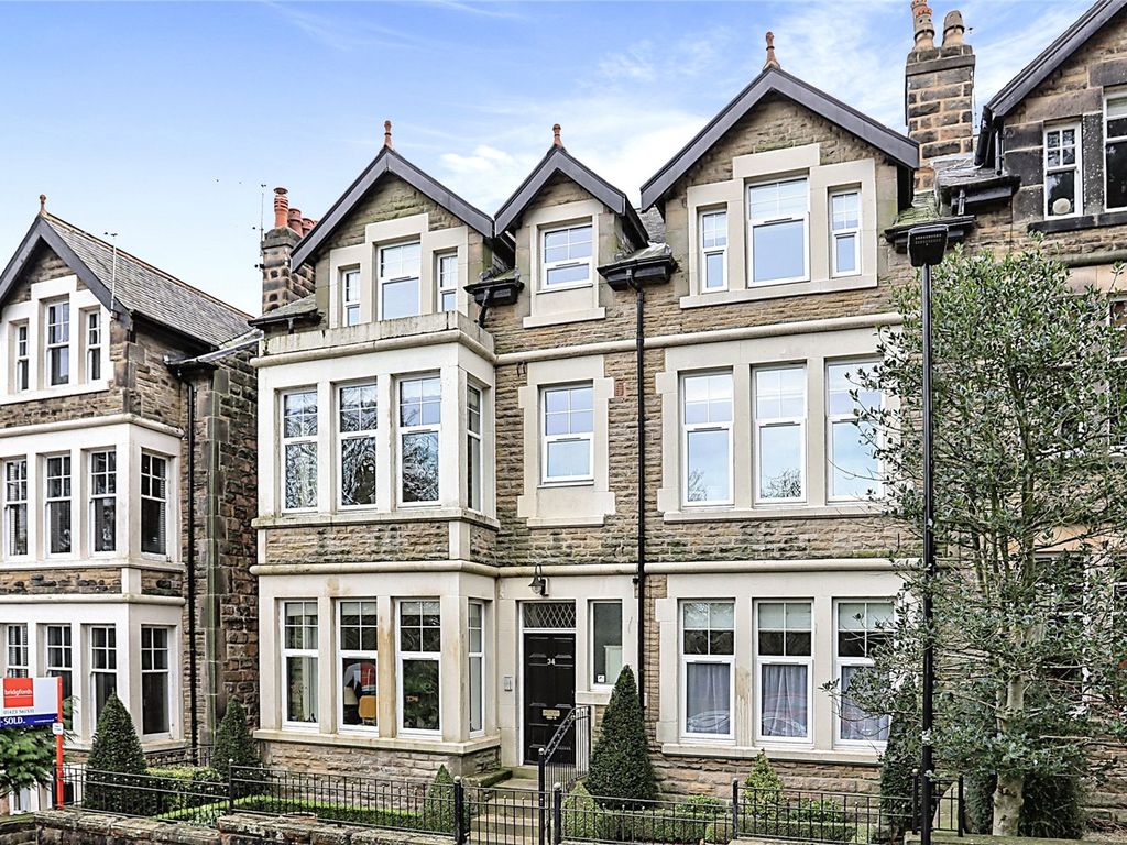 2 bed flat for sale in Harlow Moor Drive, Harrogate, North Yorkshire