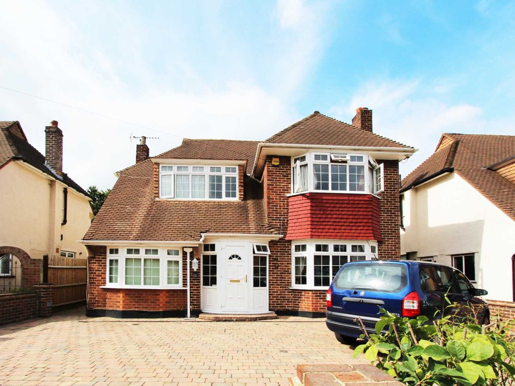 5 bed detached house to rent in Wendover Drive, New Malden KT3, £4,000