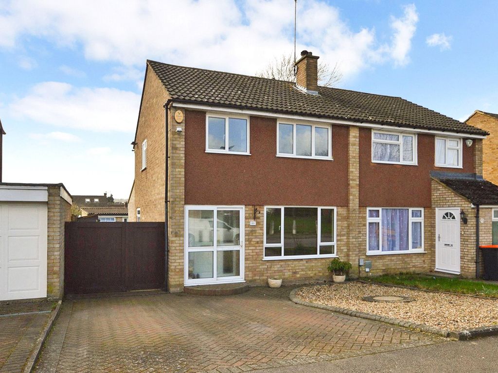 3 bed semidetached house for sale in Apollo Close, Dunstable