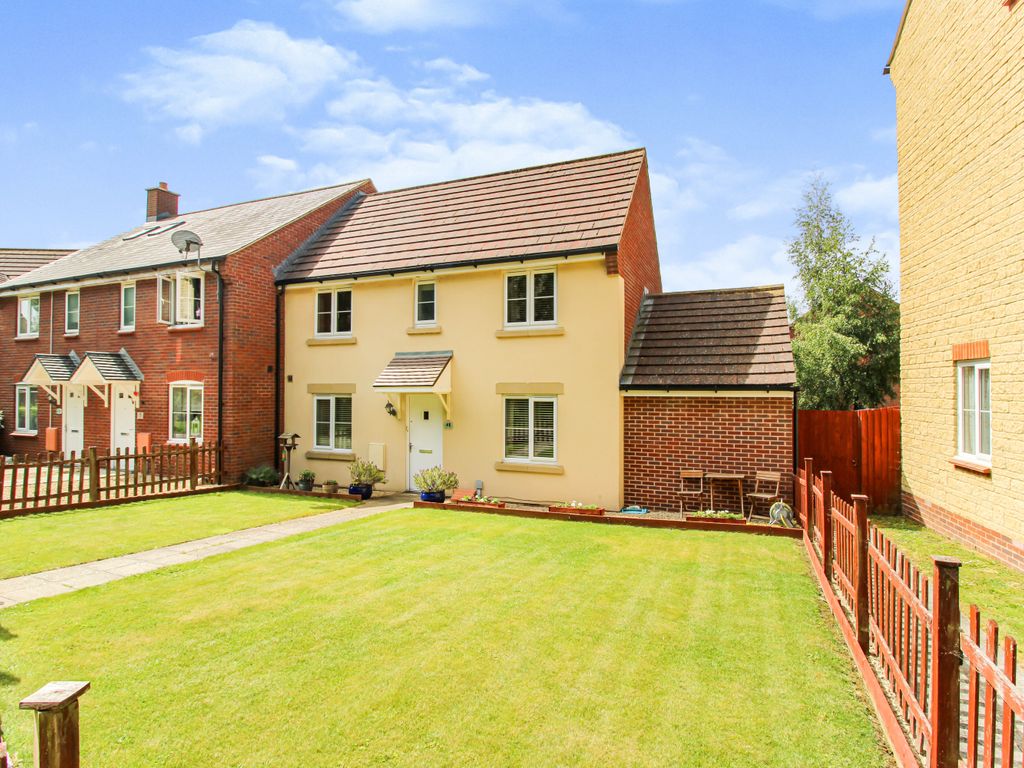 3 bed end terrace house for sale in Fontmell Close, Redhouse, Swindon