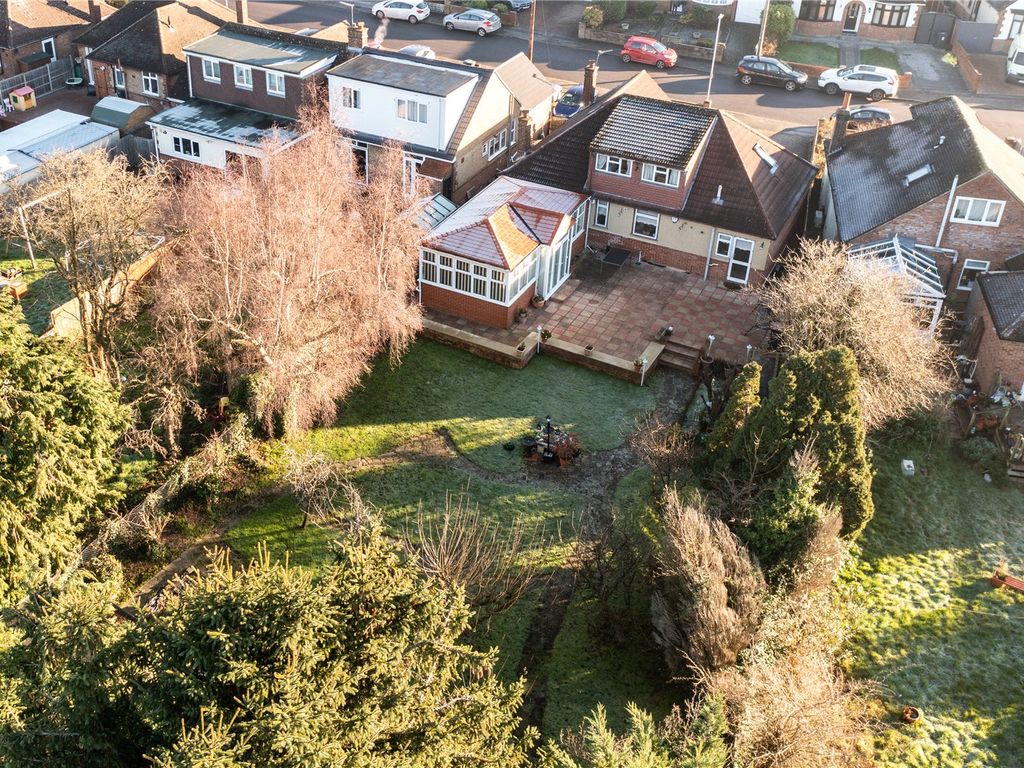 4 bed bungalow for sale in Ryecroft Way, Luton, Bedfordshire LU2, £