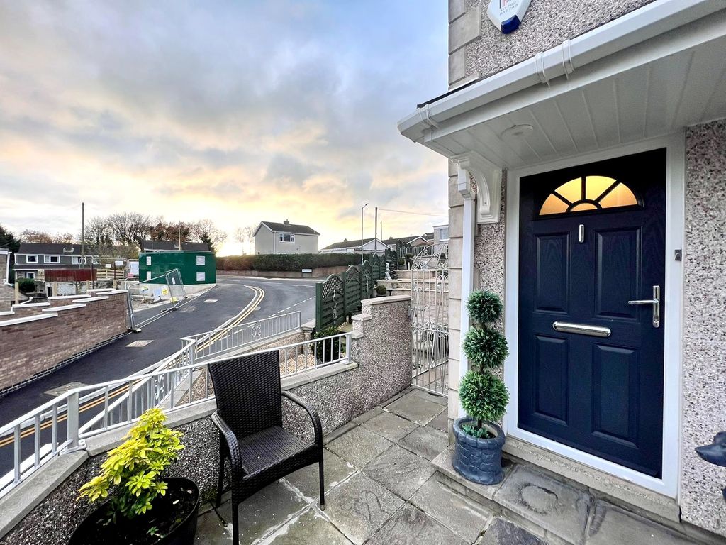 3 bed end terrace house for sale in Highlands Close, Neath, Neath Port