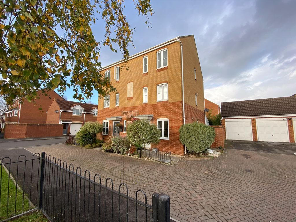 4 bed semidetached house to rent in Severn Drive, Taunton TA1, £1,500