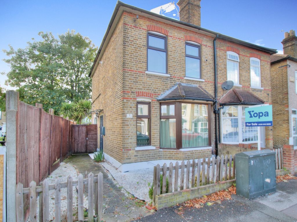 3 bed semidetached house for sale in Willow Street, Romford RM7, £